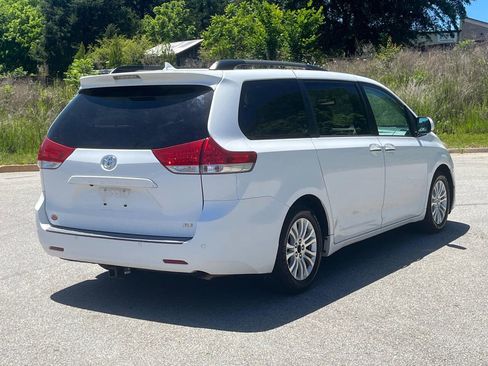 Used 2014 Toyota Sienna XLE w/ XLE Premium Package FWD image 3