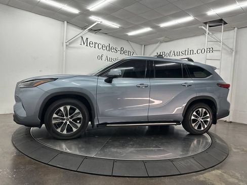 Used 2022 Toyota Highlander XLE AWD/4WD image 4