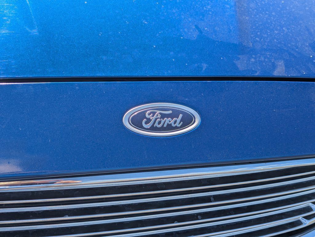 Used 2017 Ford Fusion SE w/ Fusion SE Technology Package FWD image 11