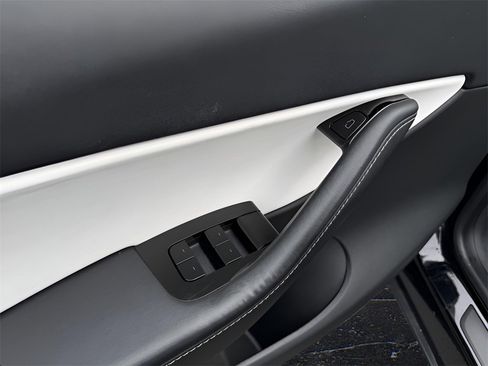 Used 2020 Tesla Model Y Long Range image 16