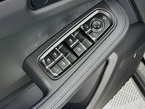 Certified 2026 Porsche Macan AWD/4WD image 18