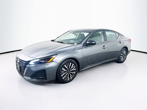 Used 2025 Nissan Altima 2.5 SV image 3