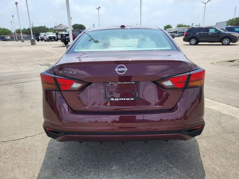 Used 2025 Nissan Altima 2.5 SV FWD image 15
