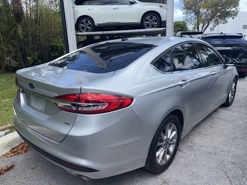 Used 2017 Ford Fusion SE w/ Fusion SE Technology Package FWD image 9