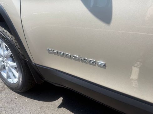 Used 2014 Jeep Cherokee Latitude w/ Comfort/Convenience Group AWD/4WD image 11