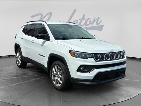 Used 2022 Jeep Compass Latitude AWD/4WD image 3