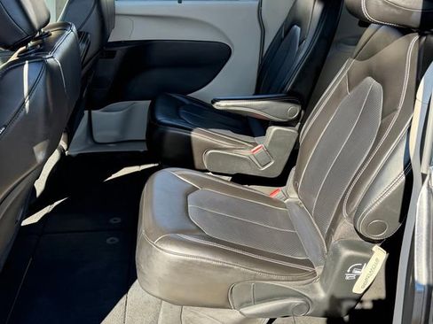 Used 2023 Chrysler Pacifica Touring-L FWD image 21
