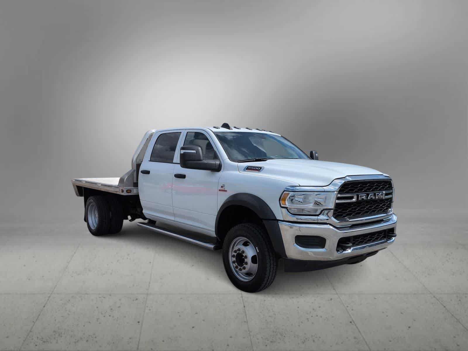 Used 2024 RAM 5500 Tradesman w/ Chrome Appearance Group AWD/4WD image 2