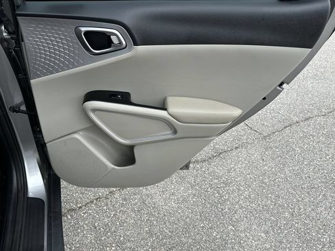Used 2025 Kia Soul LX w/ LX Technology Package FWD image 16