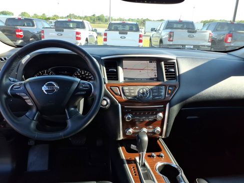 Used 2017 Nissan Pathfinder Platinum w/ Family Entertainment Package AWD/4WD image 16