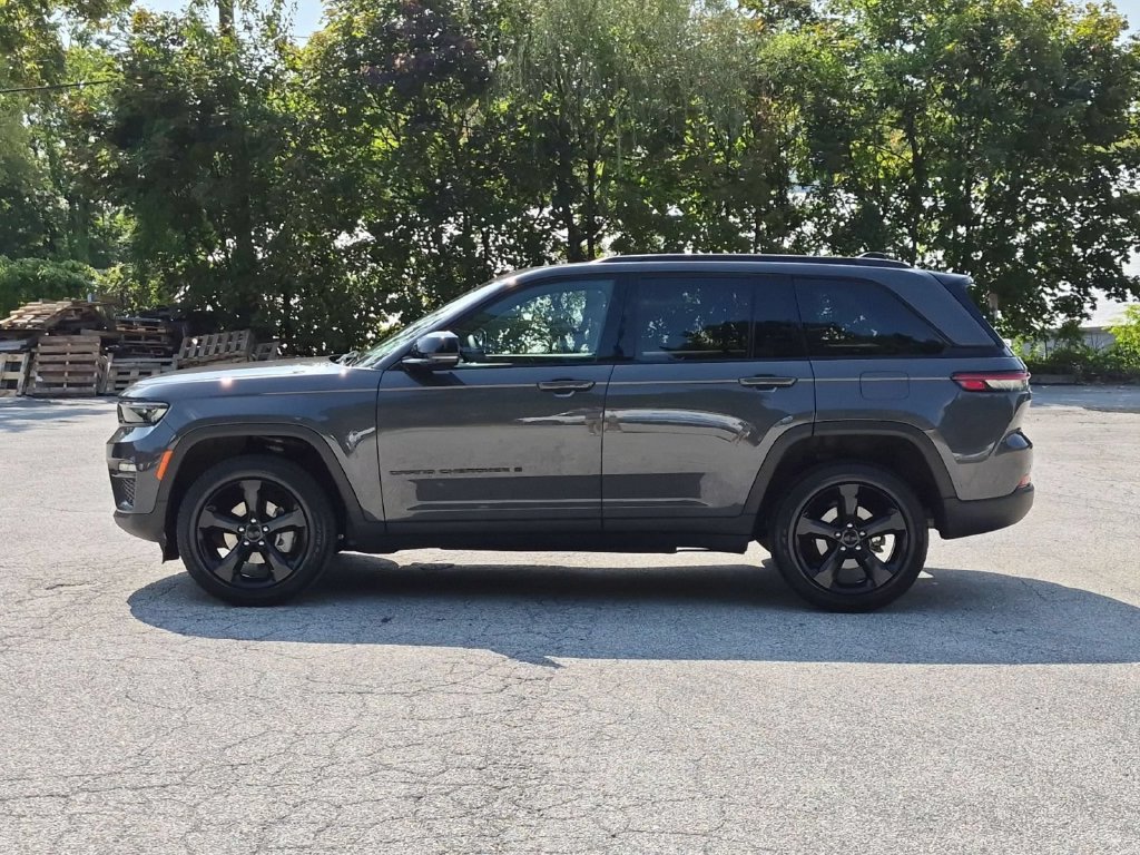 Used 2025 Jeep Grand Cherokee Limited AWD/4WD image 9