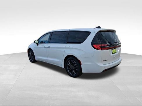 New 2026 Chrysler Pacifica Select image 14
