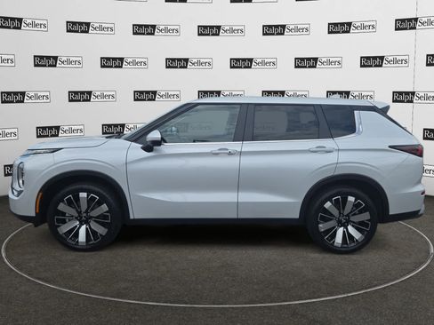 Used 2025 Mitsubishi Outlander SE AWD/4WD image 3