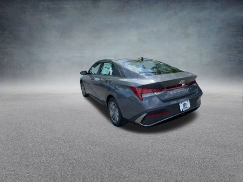 Used 2025 Hyundai Elantra Blue image 18