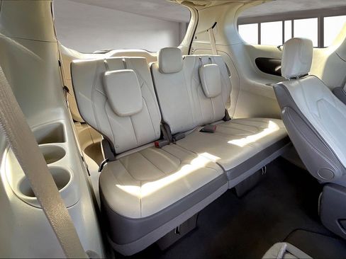 Used 2017 Chrysler Pacifica Touring-L image 26