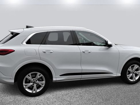 Certified 2025 Audi Q5 Premium w/ Convenience Package image 4