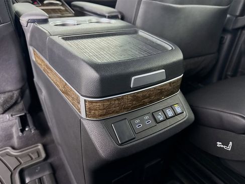 Used 2025 Toyota Sienna Platinum image 30