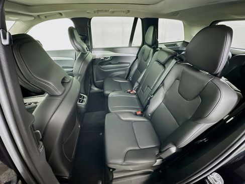 Used 2025 Volvo XC90 B5 Core image 29