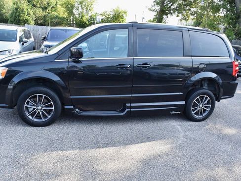 Used 2017 Dodge Grand Caravan SXT FWD image 3