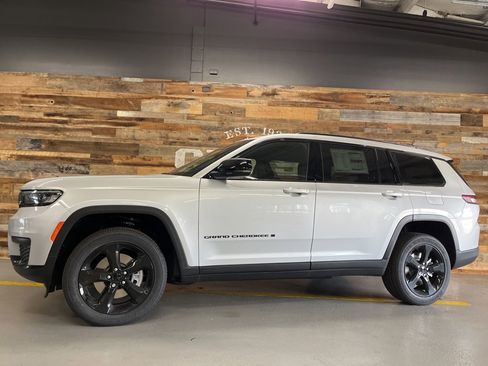 New 2025 Jeep Grand Cherokee L Altitude image 17