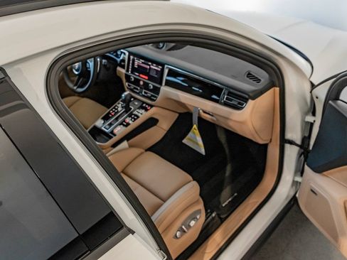 Certified 2025 Porsche Macan AWD/4WD image 29