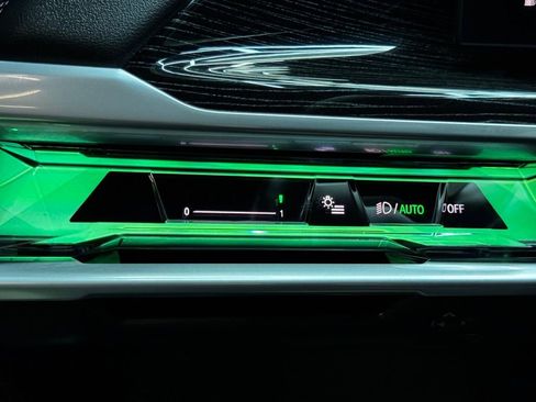 Used 2025 BMW 740i w/ Premium Package image 31