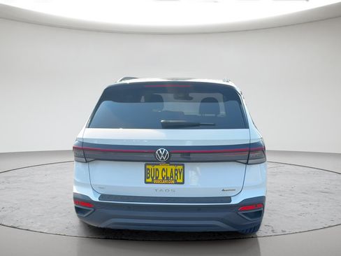 Used 2025 Volkswagen Taos SE AWD/4WD image 8