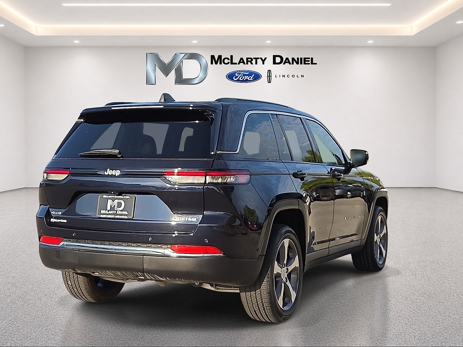Used 2024 Jeep Grand Cherokee Limited w/ Trailer Tow Package AWD/4WD image 5