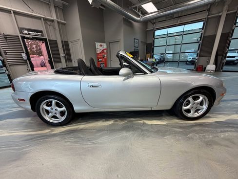 Used 2001 MAZDA MX-5 Miata RWD image 21