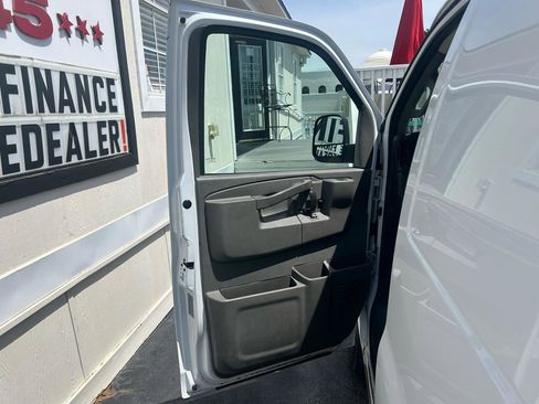 Used 2016 Chevrolet Express 2500 RWD image 8