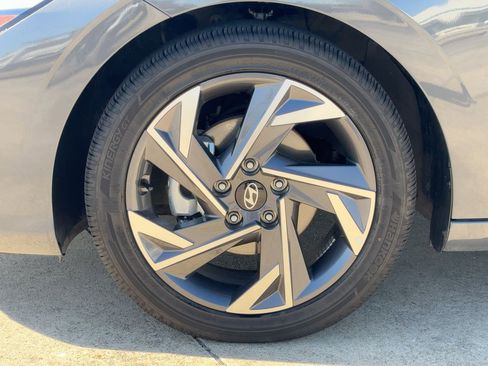 Used 2025 Hyundai Elantra SEL image 12