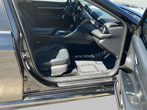 Used 2019 Toyota Camry SE FWD image 13