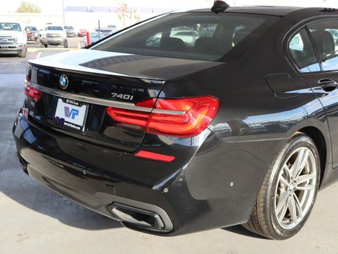 Used 2017 BMW 740i image 7