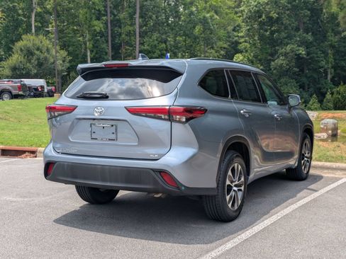 Used 2021 Toyota Highlander XLE FWD image 3