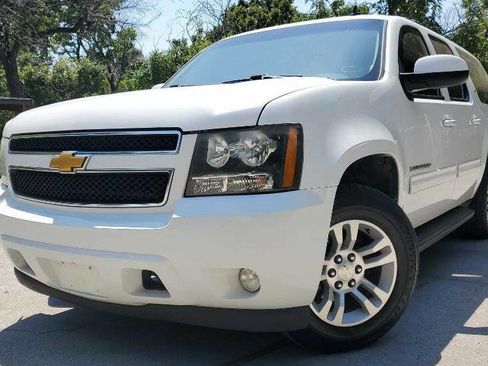 Used 2014 Chevrolet Suburban LT image 1
