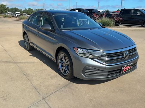 Used 2024 Volkswagen Jetta SE w/ Panoramic Sunroof Package image 2