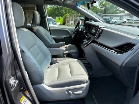 Used 2017 Toyota Sienna XLE Premium FWD image 11
