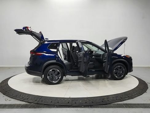 Used 2025 Nissan Rogue SV w/ SV Premium Package FWD image 17
