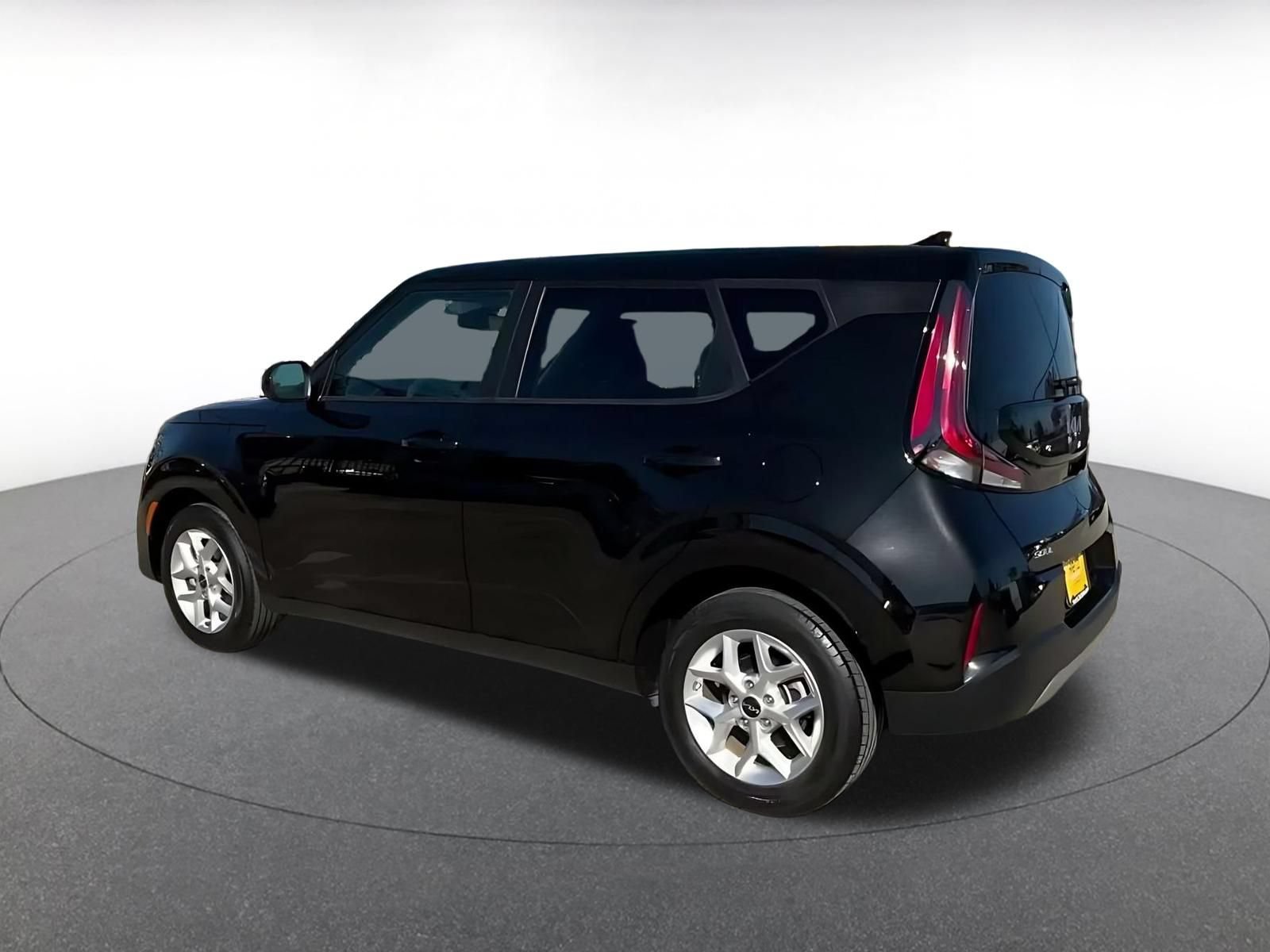 Used 2025 Kia Soul LX w/ LX Technology Package FWD image 9