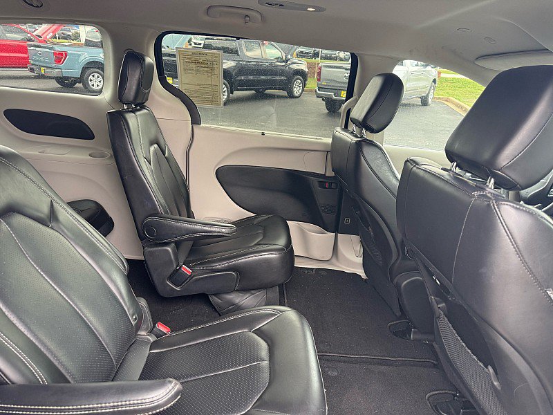 Used 2023 Chrysler Pacifica Touring-L FWD image 19