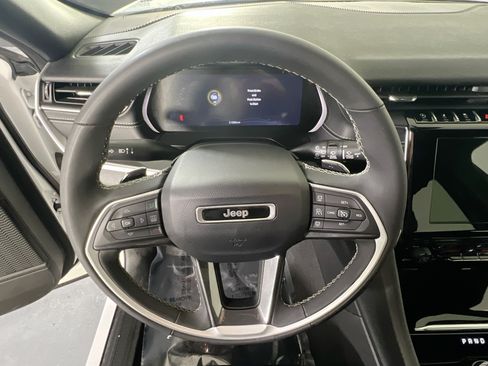 Used 2023 Jeep Grand Cherokee Altitude AWD/4WD image 11