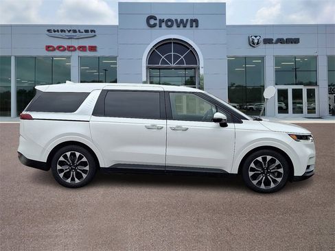 Used 2024 Kia Carnival EX image 7