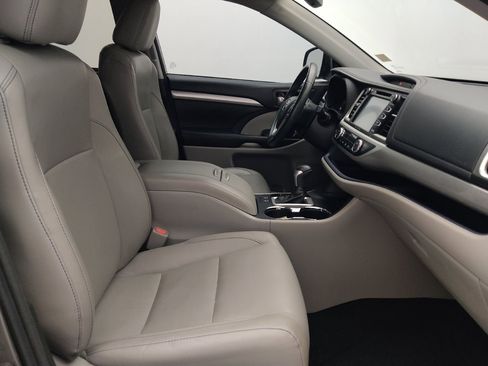 Used 2018 Toyota Highlander XLE FWD image 21