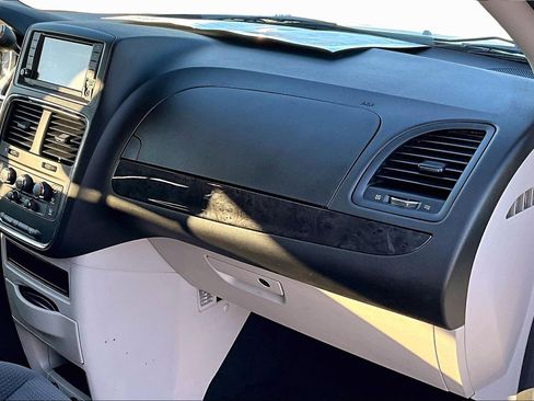 Used 2018 Dodge Grand Caravan SE w/ UConnect Hands-Free Group image 14