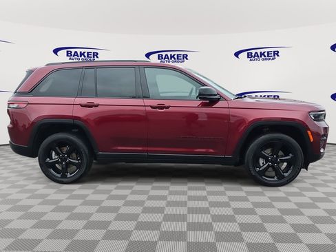 Used 2023 Jeep Grand Cherokee Altitude image 2