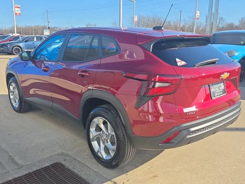 Used 2025 Chevrolet Trax LS w/ LS Convenience Package image 6