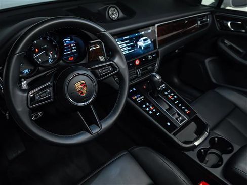 Used 2025 Porsche Macan image 4