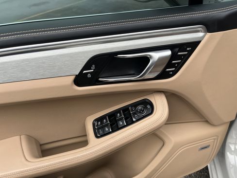 Used 2020 Porsche Macan Turbo image 14