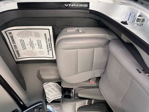 Used 2020 Toyota Sienna XLE Premium w/ Carpet Mat Package image 15