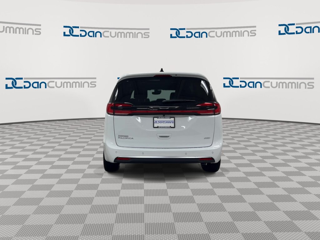 New 2027 Chrysler Pacifica Select w/ Family Tech Group AWD/4WD image 7